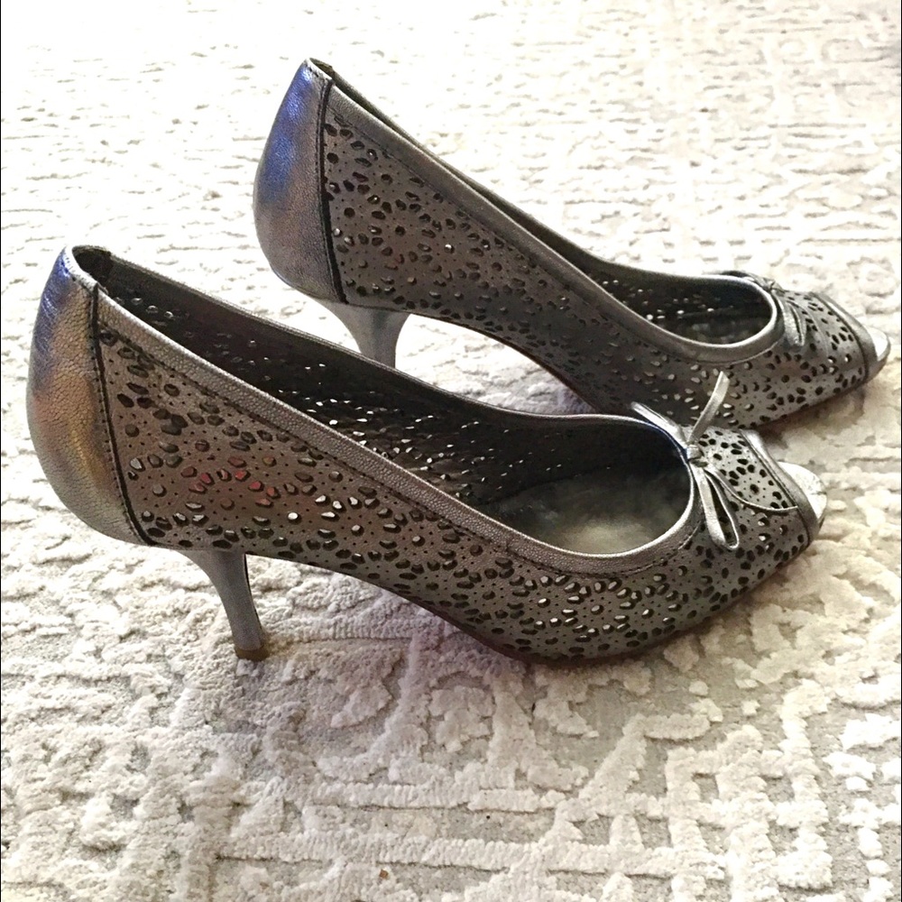 Oscar de la Renta Pewter Peep Toe Pump Bow Detail